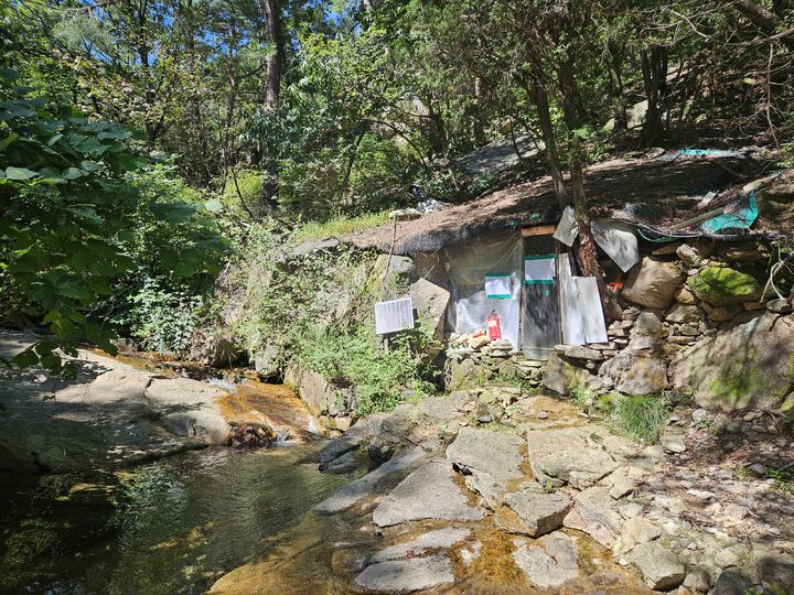 [남양주=뉴시스] 이호진 기자 = 계곡 옆에 지어진 무속인의 숙소. 전기를 사용할 수 있도록 태양광 패널이 설치돼 있다. 2025.09.10. asake@newsis.com *재판매 및 DB 금지