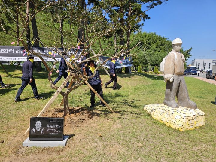 [태안=뉴시스] 김덕진 기자=10일 태안화력발전소 정문 앞에 김용균 동상과 김충현 추모비, 추모나무가 나란히 서 있다. 2025.09.10. spark@newsis.com *재판매 및 DB 금지