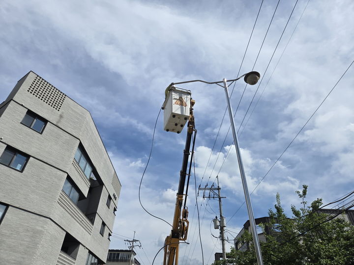 가로등 정비 작업. (사진=구리시 제공) photo@newsis.com *재판매 및 DB 금지