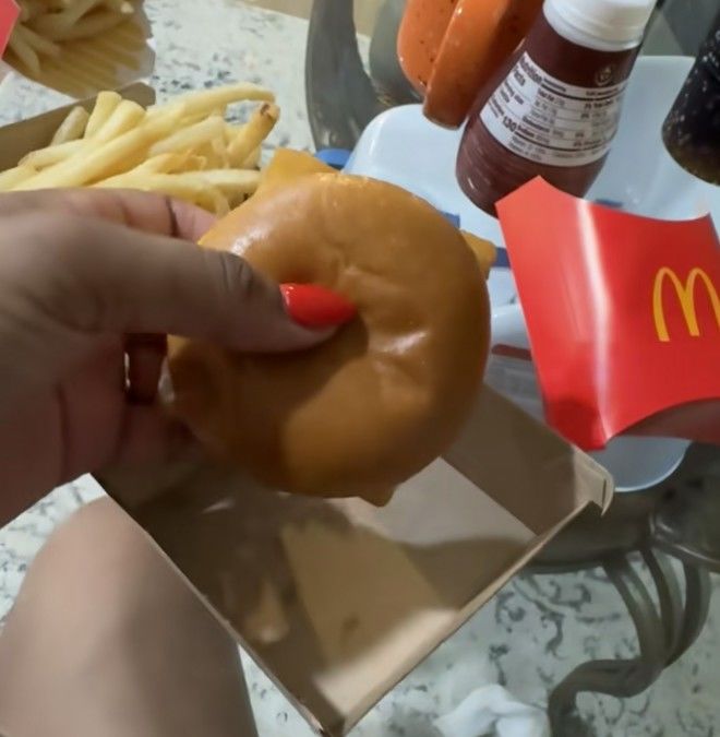 [서울=뉴시스] 미국의 한 소비자가 맥도날드 매장에서 주문한 햄버거의 크기에 의문을 제기한 영상이 온라인상에서 화제를 모으고 있다. (사진=andymachiavelli 틱톡 캡처) 2025.09.10 *재판매 및 DB 금지