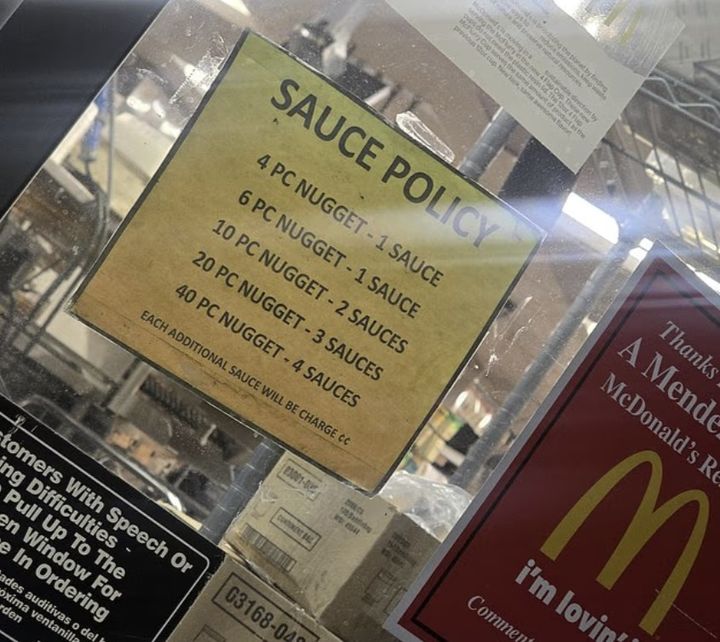 [서울=뉴시스] 실제로 지난달 한 레딧 사용자는 "드라이브스루 창구에 4조각과 6조각에는 소스 1개, 10조각에는 소스 2개, 20조각에는 소스 3개, 40조각 상자에는 소스 4개가 제공되며 추가 소스는 유료라고 안내돼 있었다"라고 주장했다. (사진=데일리메일 캡처) 2025.09.10 *재판매 및 DB 금지