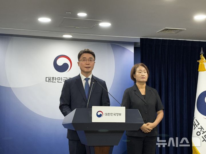 [서울=뉴시스]류제명 과학기술정보통신부 제2차관이 10일 정부서울청사에서 KT 고객 무단 소액결제 침해사고 관련 브리핑을 진행하고 있다. (사진=심지혜 기자)