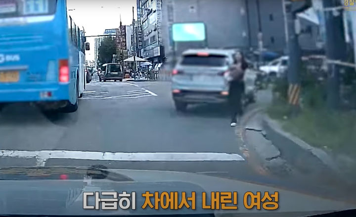 [뉴시스] 경찰의 신속한 대응과 시민들의 적극적인 협조 덕분에 단 2분 만에 병원에 도착해 아이가 건강을 되찾았다.(사진=유튜브/대한민국 경찰청 캡쳐).2025.09.10 *재판매 및 DB 금지