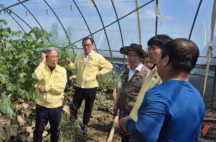 [세종=뉴시스] 농협중앙회는 김병수 조합감사위원장이 10일 집중호우 피해를 입은 전북 군산 지역을 찾아 상황을 점검했다고 밝혔다. (사진=농협 제공) 2025.09.10. photo@newsis.com *재판매 및 DB 금지