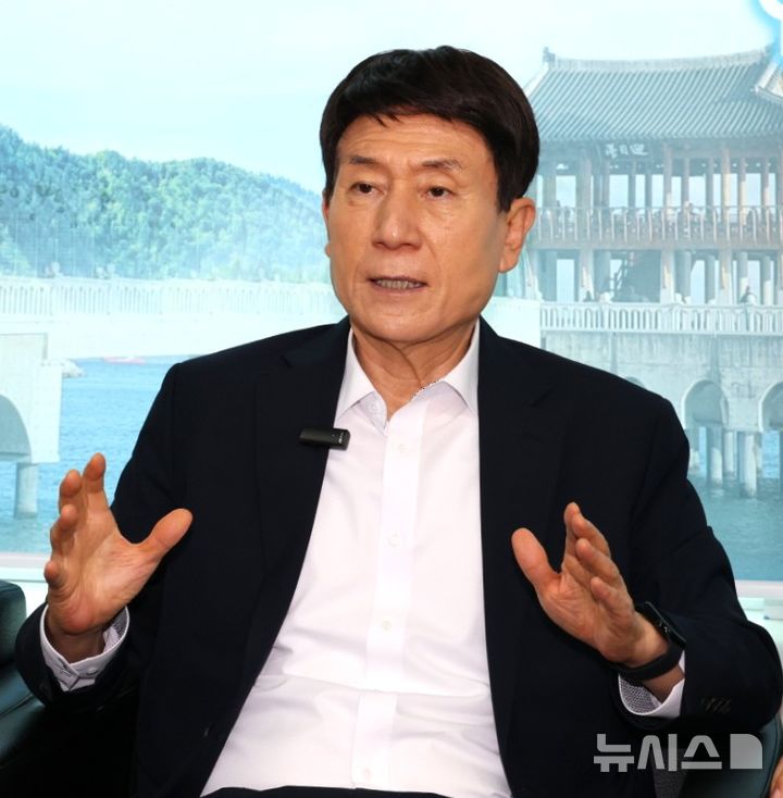 [포항=뉴시스] 송종욱 기자 = 이강덕 경북 포항시장은 10일 시청 브리핑룸에서 이달 초 미국과 유럽 방문 성과를 설명하며 포항 철강 산업과 지역 경제 살리기 위한 모든 노력을 다하겠다고 밝혔다. 사진은 이 시장이 미국과 영국·독일 방문의 성과를 설명하는 모습. (사진=포항시 제공) 2025.09.10. photo@newsis.com