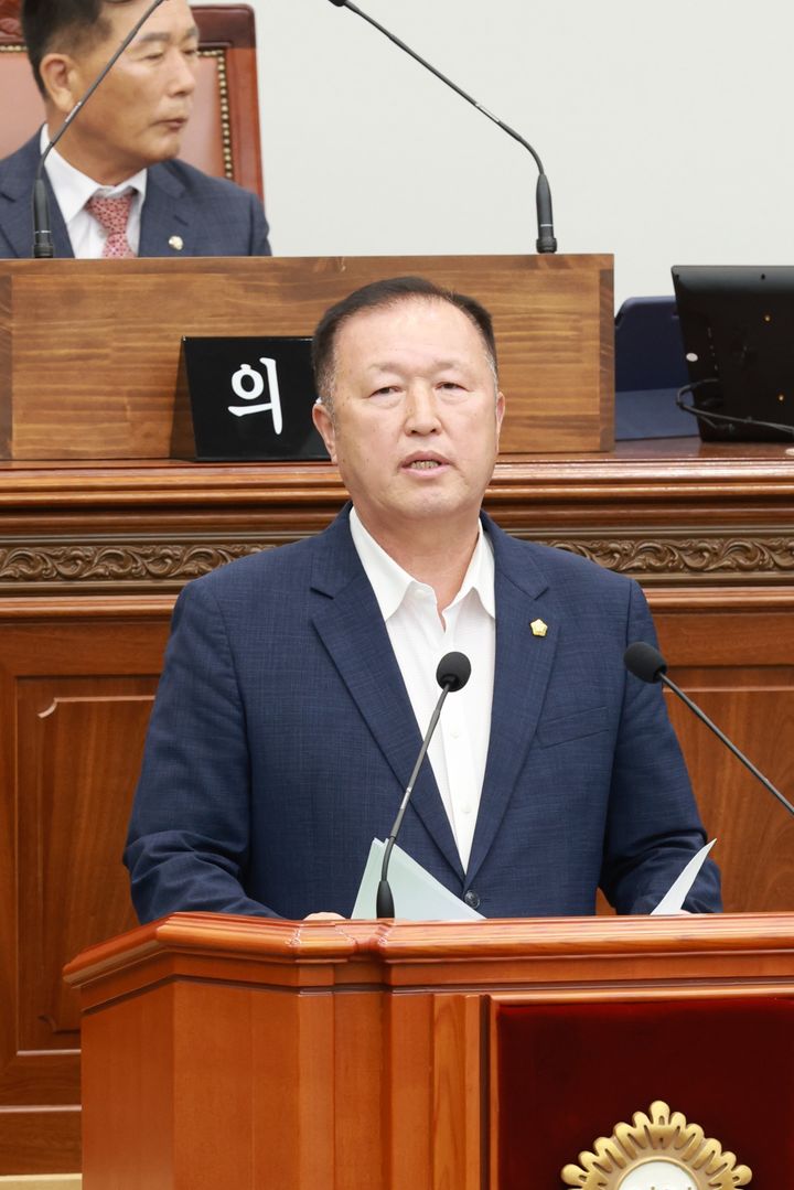 [창원=뉴시스] 강경국 기자 = 백승규 경남 창원시의원이 지난 5일 열린 제146회 임시회 제3차 본회의에서 시정질문을 하고 있다. (사진=창원시의회 제공). 2025.09.10. photo@newsis.com *재판매 및 DB 금지