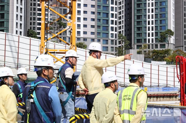 [안양=뉴시스] 최대호 경기 안양시장이 10일 뉴타운 삼호아파트 재건축 현장을 방문해 안전점검을 하고 있다. (사진=안양시 제공) 2025.09.10. photo@newsis.com 