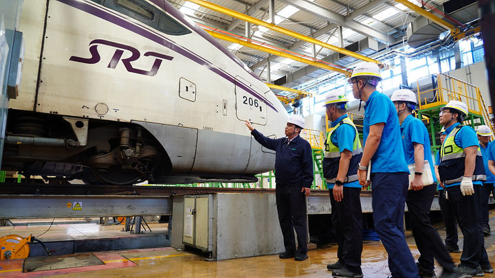 [서울=뉴시스] 정정래 코레일 사장직무대행(맨 왼쪽)은 10일 광주광역시 호남철도차량정비단에서 추석대수송을 앞두고 SRT와 KTX 정비현장을 점검하고 있다. 2025.09.10. (사진=코레일 제공) photo@newsis.com *재판매 및 DB 금지