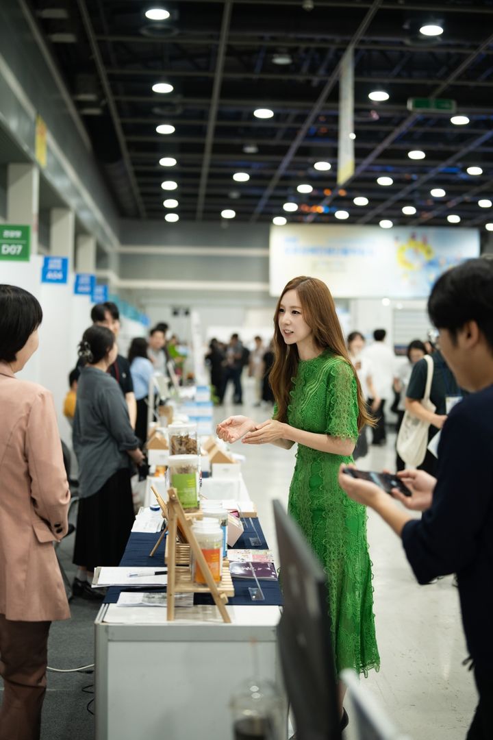 9일 서울 서초구 양재동 aT센터 3층에서 열린 '2025 중증 장애인 생산품 박람회'에서 부스를 돌아보는 가수 간미연 *재판매 및 DB 금지