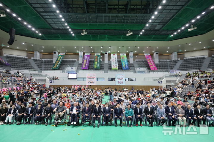 [포항=뉴시스] 송종욱 기자 = 경북 포항시는 10일 포항체육관에서 '제45회 장애인의 날 기념식 및 어울림 한마당'을 성황리에 개최했다. 사진은 참석자들이 기념 촬영하는 모습. (사진=포항시 제공) 2025.09.10. photo@newsis.com