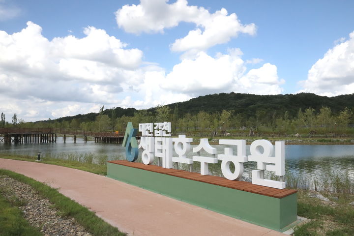 [대전=뉴시스]대전 갑천호수공원 조형물. 2025. 09. 10 photo@newsis.com *재판매 및 DB 금지