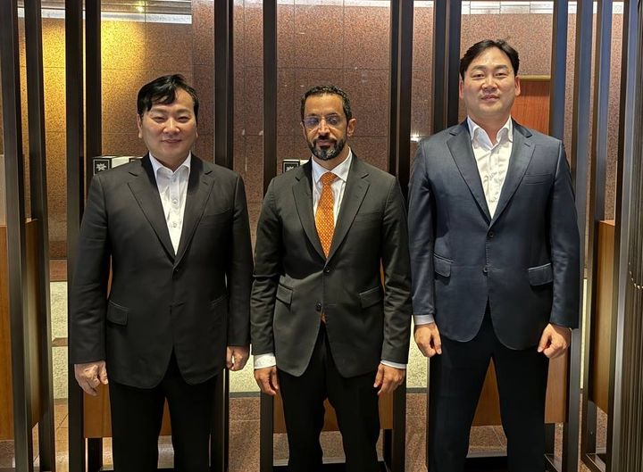 [서울=뉴시스] 한국디지털자산평가인증 박창범 의장(왼쪽)), 아흐메드 빈 슬레얌 DMCC 회장, AK 벤처파트너스 김은수 회장이 기념사진을 찍고 있다. (사진=한국디지털자산평가인증 제공) 2025.09.10 photo@newsis.com *재판매 및 DB 금지