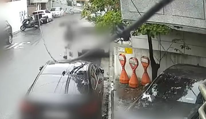 [서울=뉴시스] 창문을 통해 빌라 1층에 거주하는 여성의 샤워 장면을 훔쳐본 남성이 피해자 집 앞에서 잠복 중이던 경찰에게 붙잡혔다. (사진=JTBC 사건반장 갈무리) 2025.09.10 *재판매 및 DB 금지