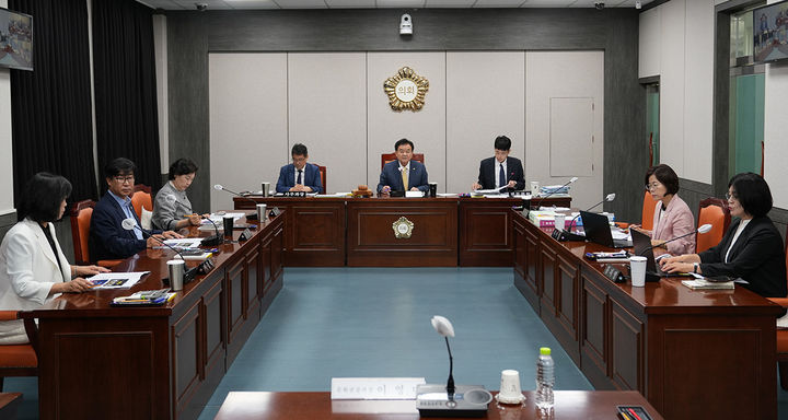 태백시의회는 10일 위원회실에서 고재창 의장 주재로 의원간담회를 열고 있다.(사진=태백시의회 제공) *재판매 및 DB 금지