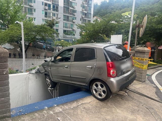 [부산=뉴시스] 10일 오후 부산 사상구의 한 아파트 내부 도로에서 운행 중이던 경차가 난간과 연석 등을 들이받았다. (사진=부산경찰청 제공) 2025.09.10. photo@newsis.com *재판매 및 DB 금지