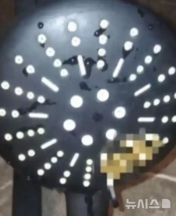 [뉴시스] 투숙객 여성3명이 주장한 샤워 헤드의 이물질. 현재는 호텔직원이 증거물로 보관하고 있는 상황.(사진=홍성신문)