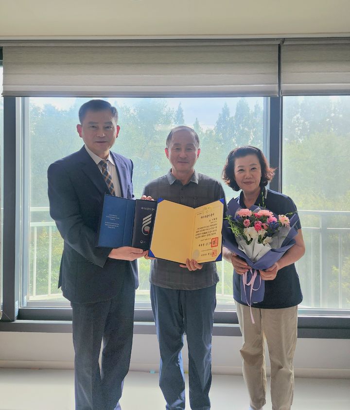 [대구=뉴시스] 대구지방보훈청은 10일 국가유공자 유족 자택을 방문해 증서와 명패를 전수했다. (사진=대구지방보훈청 제공) 2025.09.10. photo@newsis.com *재판매 및 DB 금지