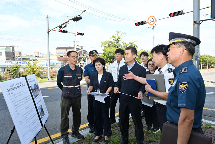 [울산=뉴시스] 구미현 기자 =울산 중구와 울산 중부경찰서가 10일 학성동 빌리브 울산과 남외푸르지오 1차 아파트 일원에서 교통체계개선을 위한 현장방문을 실시했다. (사진=울산 중구청 제공) photo@newsis.com *재판매 및 DB 금지