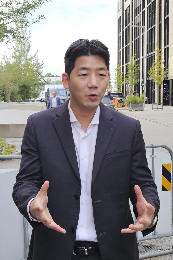 [서울=뉴시스] 함종성 폴스타코리아 대표가 8일(현지시간) 독일 뮌헨에서 열린 폴스타 5 공개 VIP 프리뷰 골든 카펫 행사에 참석하기 앞서 향후 전략을 설명하고 있다. (사진=폴스타코리아 제공) photo@newsis.com *재판매 및 DB 금지