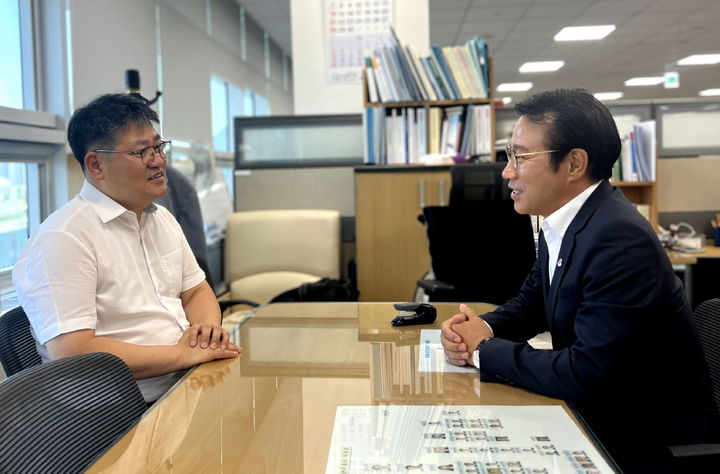 [남원=뉴시스] 10일 내년도 정부예산 확보를 위해 기획재정부를 방문한 최경식 남원시장(오른쪽)이 마용재 국유재산조정과장을 만나 '남원 경찰수련원 건립'에 대한 협조를 요청하고 있다. *재판매 및 DB 금지