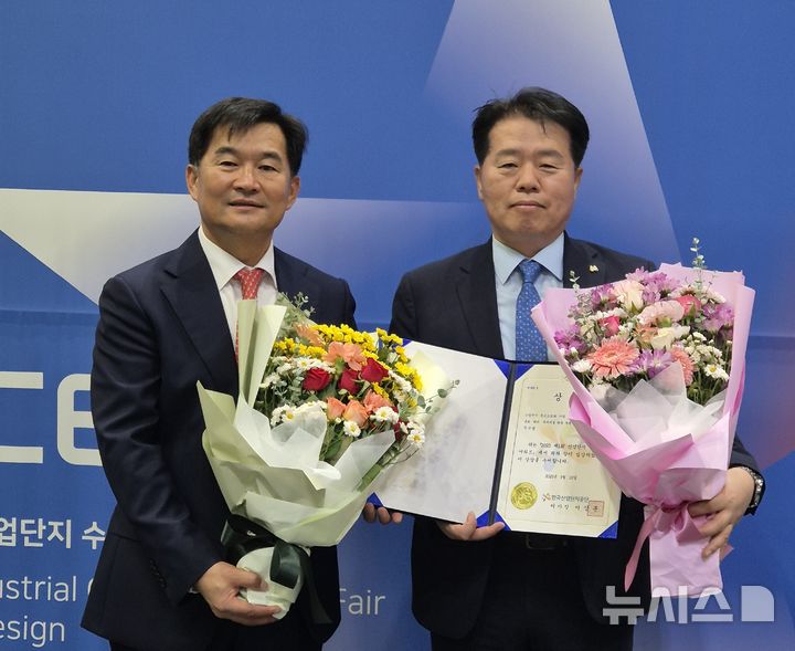 [고양=뉴시스]10일 경기도 고양 킨텍스에서 열린 한국산업단지공단 주관 '제61회 산업단지의 날 기념식'에서 창원국가산단 경영자협의회 조대익(왼쪽) 회장과 산단공 김은철 경남지역본부장이 한국산업단지공단 이사장상을 수상한 후 기념촬영하고 있다.(사진=산단공 경남본부 제공) 2025.09.10. photo@newsis.com
