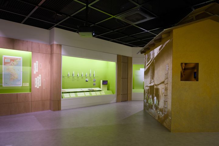 [서울=뉴시스] 국립민속박물관·충주박물관 공동기획전 '연기 위에 지어진 삶, 충주 엽연초 이야기' 전시장 (사진=국립민속박물관 제공) 2025.09.10. photo@newsis.com *재판매 및 DB 금지