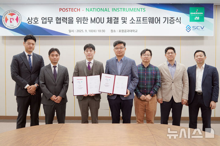 [포항=뉴시스] 송종욱 기자 = 포스텍과 내셔널 인스트루먼트(NI)는 10일 대학에서 업무 협약(MOU)을 맺고, NI가 27억원 상당의 LabVIEW 등 소프트웨어를 기증하고, 교육·연구 역량 강화에 힘을 모으기로 했다. 사진은 업무 협약을 체결한 후 NI의 최석순(왼쪽부터) 부장, NI 공식협력사 김진철 대표, NI 정구환 상무, 포스텍의 이정수 산학처장, 강병우 신소재공학과 주임교수, 정성준 신소재공학과 교수, 홍원빈 전자전기공학과 교수가 기념 촬영하는 모습. (사진=포스텍 제공) 2025.09.10. photo@newsis.com