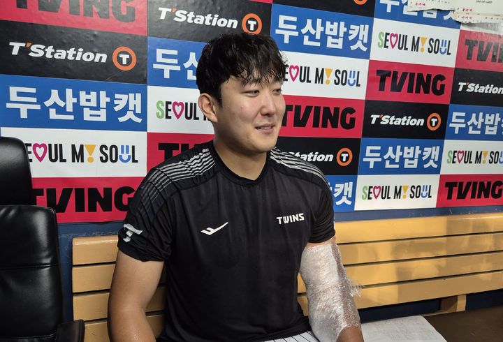 [서울=뉴시스] 문채현 기자 = 프로야구 LG 트윈스의 손주영이 10일 잠실구장에서 열린 2025 신한 쏠뱅크 KBO리그 두산 베어스와의 경기에서 승리한 뒤 취재진과 인터뷰를 하고 있다. 2025.09.10. dal@newsis.com *재판매 및 DB 금지