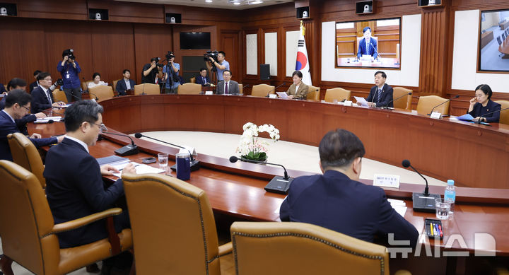 [서울=뉴시스] 추상철 기자 = 구윤철 경제부총리 겸 기획재정부 장관이 10일 오전 서울 종로구 정부서울청사에서 성장전략TF 겸 산업경쟁력강화 관계장관회의를 주재하고 있다. 2025.09.10. scchoo@newsis.com