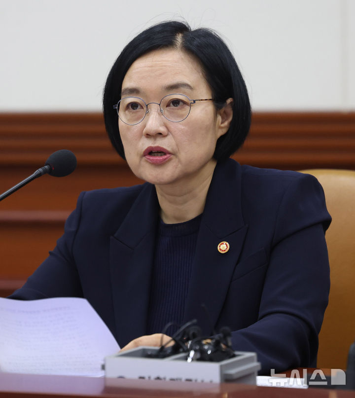 [서울=뉴시스] 추상철 기자 = 한성숙 중소벤처기업부 장관이 지난 10일 오전 서울 종로구 정부서울청사에서 열린 성장전략TF 겸 산업경쟁력강화 관계장관회의에서 발언을 하고 있다. 2025.09.11. scchoo@newsis.com