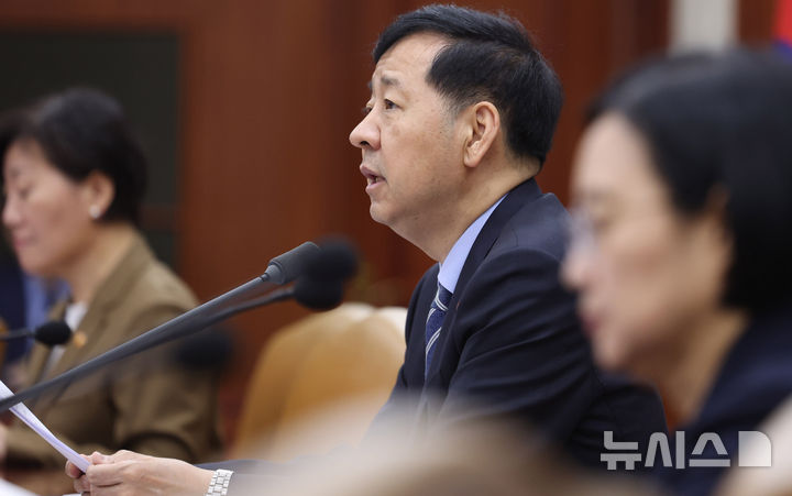 [서울=뉴시스] 추상철 기자 = 구윤철 경제부총리 겸 기획재정부 장관이 10일 오전 서울 종로구 정부서울청사에서 성장전략TF 겸 산업경쟁력강화 관계장관회의를 주재하고 있다. 2025.09.10. scchoo@newsis.com