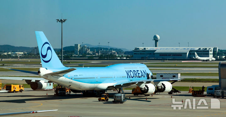 [서울=뉴시스] 김선웅 기자 = 미국 조지아주 현대차그룹-LG에너지솔루션 배터리 합작 공장 건설 현장에서 구금된 한국인들을 태울 대한항공 전세기가 10일 오전 인천국제공항 2터미널 계류장에서 이륙을 준비하고 있다. 정부는 자진 출국 형식으로 석방 직후 귀국하는 방안을 협의 중인 것으로 알려졌다. (공동취재). 2025.09.10. photo@newsis.com