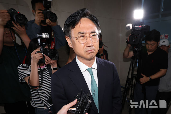 [서울=뉴시스] 조성우 기자 = 신범철 전 국방부 차관이 10일 오전 서울 서초구 순직 해병 특별검사팀 사무실에서 피의자 소환 조사를 받기 위해 출석하고 있다. 2025.09.10. xconfind@newsis.com