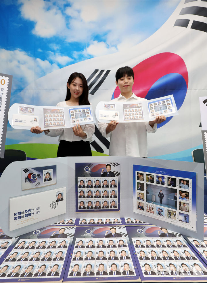 [서울=뉴시스] 배훈식 기자 = 모델들이 10일 오전 서울 영등포구 여의도 포스트타워에서 이재명 제21대 대통령 취임 기념우표를 선보이고 있다. 이 대통령 취임 100일을 맞아 발행되는 이번 기념우표는 오는 11일부터 전국 총괄우체국과 인터넷 우체국에서 구입할 수 있다. 2025.09.10. dahora83@newsis.com