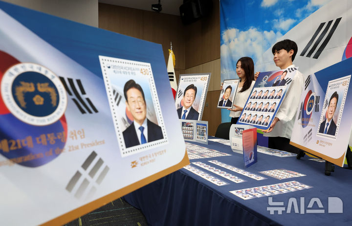 [서울=뉴시스] 배훈식 기자 = 모델들이 10일 오전 서울 영등포구 여의도 포스트타워에서 이재명 제21대 대통령 취임 기념우표를 선보이고 있다. 이 대통령 취임 100일을 맞아 발행되는 이번 기념우표는 오는 11일부터 전국 총괄우체국과 인터넷 우체국에서 구입할 수 있다. 2025.09.10. dahora83@newsis.com