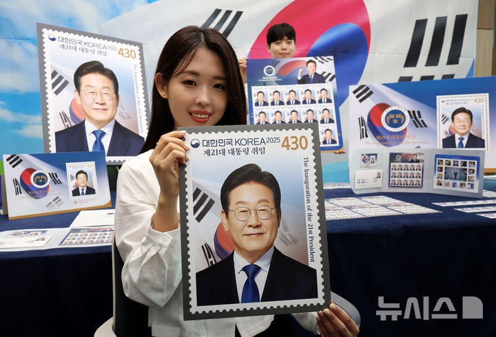 [서울=뉴시스] 배훈식 기자 = 모델들이 10일 오전 서울 영등포구 여의도 포스트타워에서 이재명 제21대 대통령 취임 기념우표를 선보이고 있다. 이 대통령 취임 100일을 맞아 발행되는 이번 기념우표는 오는 11일부터 전국 총괄우체국과 인터넷 우체국에서 구입할 수 있다. 2025.09.10. dahora83@newsis.com