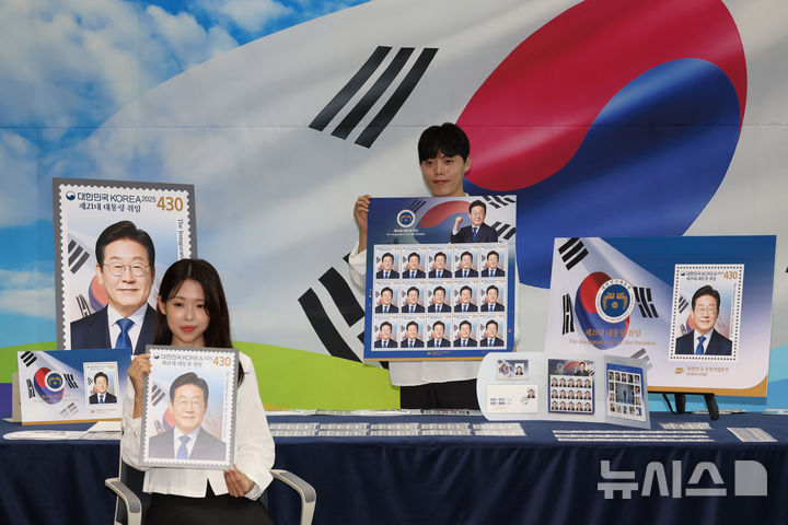[서울=뉴시스] 배훈식 기자 = 모델들이 10일 오전 서울 영등포구 여의도 포스트타워에서 이재명 제21대 대통령 취임 기념우표를 선보이고 있다. 이 대통령 취임 100일을 맞아 발행되는 이번 기념우표는 오는 11일부터 전국 총괄우체국과 인터넷 우체국에서 구입할 수 있다. 2025.09.10. dahora83@newsis.com