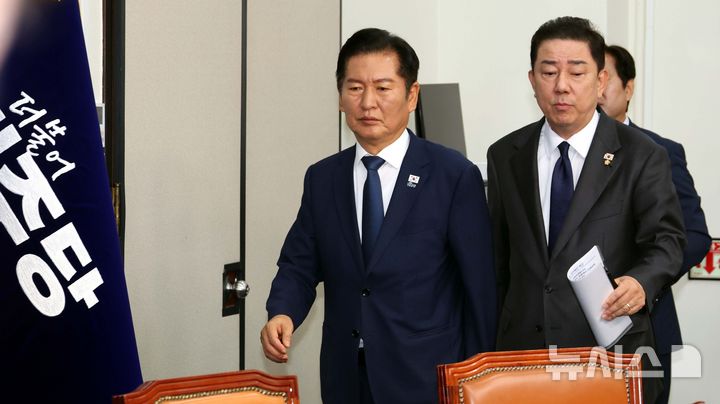 [서울=뉴시스] 조성봉 기자= 정청래 더불어민주당 대표와 김병기 원내대표가 10일 오전 서울 여의도 국회에서 열린 최고위원회의에 참석하고 있다. 2025.09.10. suncho21@newsis.com