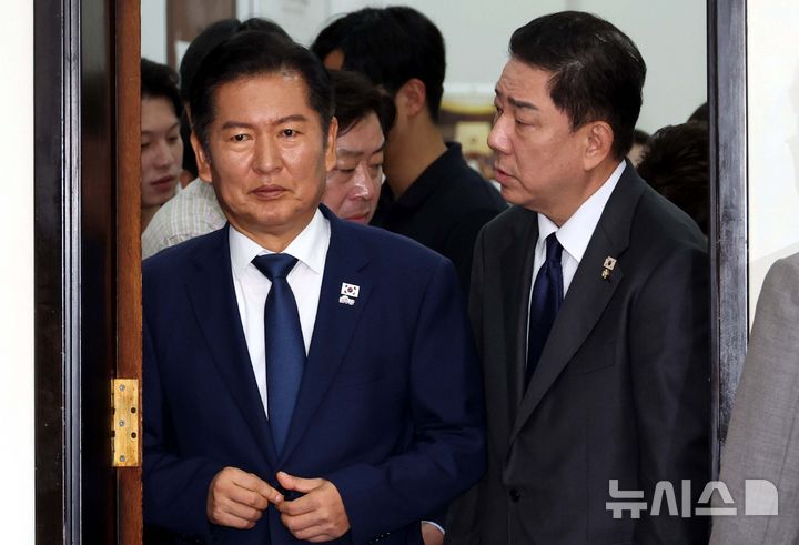[서울=뉴시스] 조성봉 기자= 정청래 더불어민주당 대표와 김병기 원내대표가 지난 10일 오전 서울 여의도 국회에서 열린 최고위원회의에 참석하기 전 대화를 하고 있다. 2025.09.10. suncho21@newsis.com