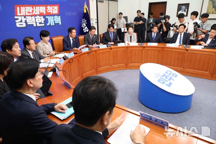 [서울=뉴시스] 조성봉 기자= 정청래 더불어민주당 대표가 10일 오전 서울 여의도 국회에서 열린 최고위원회의에서 발언을 하고 있다. 2025.09.10. suncho21@newsis.com