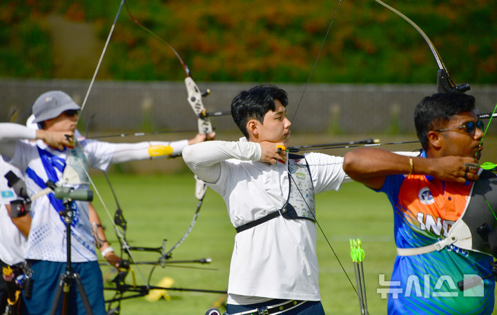 [광주=뉴시스] 류형근 기자 = 10일 오전 광주 남구 광주국제양궁장에서 열린 광주2025현대세계양궁선수권대회 리커브 남자 개인전 예선, 한국의 이우석(코오롱)이 10점 과녁을 겨냥하고 있다. 2025.09.10. hgryu77@newsis.com