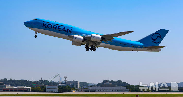 [서울=뉴시스] 김선웅 기자 = 미국 조지아주 현대차그룹-LG에너지솔루션 배터리 합작 공장 건설 현장에서 구금된 한국인들을 태울 대한항공 B747-8i 전세기가 10일 오전 인천국제공항 2터미널 계류장에서 이륙하고 있다. 체포·구금된 한국인 300여명은 현지시간으로 10일 오후 2시 30분(한국시간 11일 오전 3시 30분) 전후 현지에서 출발할 것으로 전해졌다. (공동취재). 2025.09.10. photo@newsis.com