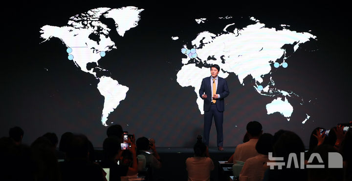 [서울=뉴시스] 김혜진 기자 = 제이슨 권 오픈AI(OpenAI) 최고전략책임자(CSO)가 10일 서울 광진구 파이팩토리에서 열린 오픈AI(OpenAI) 코리아 출범 기자간담회에서 한국 지사에 대한 비전을 발표하고 있다. 2025.09.10. jini@newsis.com