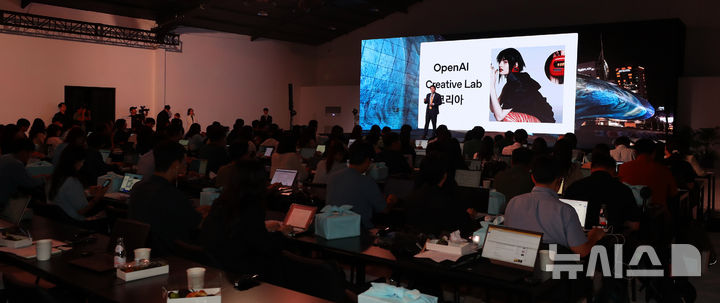 [서울=뉴시스] 김혜진 기자 = 제이슨 권 오픈AI(OpenAI) 최고전략책임자(CSO)가 10일 서울 광진구 파이팩토리에서 열린 오픈AI(OpenAI) 코리아 출범 기자간담회에서 한국 지사에 대한 비전을 발표하고 있다. 2025.09.10. jini@newsis.com