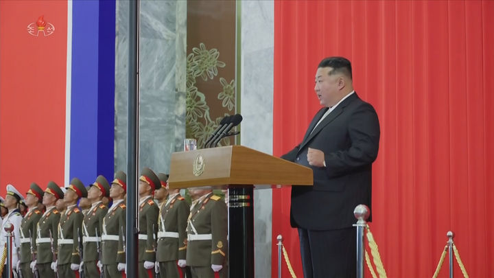 [서울=뉴시스] 북한 조선중앙TV는 지난 9일 김정은 국무위원장이 북한 정권수립 77주년 기념일(9·9절)을 맞아 열린 국기게양식에 참석했다고 10일 보도했다. 사진은 김 위원장이 발언하는 모습. (사진=조선중앙TV 캡쳐) 2025.09.10. photo@newsis.com *재판매 및 DB 금지