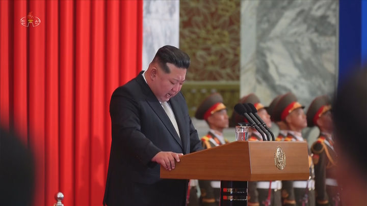 [서울=뉴시스] 북한 조선중앙TV는 지난 9일 김정은 국무위원장이 북한 정권수립 77주년 기념일(9·9절)을 맞아 열린 국기게양식에 참석했다고 10일 보도했다. 사진은 김 위원장이 발언하는 모습. (사진=조선중앙TV 캡쳐) 2025.09.22. photo@newsis.com *재판매 및 DB 금지