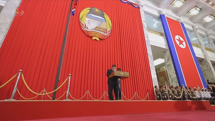 [서울=뉴시스] 북한 조선중앙TV는 지난 9일 김정은 국무위원장이 북한 정권수립 77주년 기념일(9·9절)을 맞아 열린 국기게양식에 참석했다고 10일 보도했다. 사진은 김 위원장이 발언하는 모습. (사진=조선중앙TV 캡쳐) 2025.09.11. photo@newsis.com *재판매 및 DB 금지
