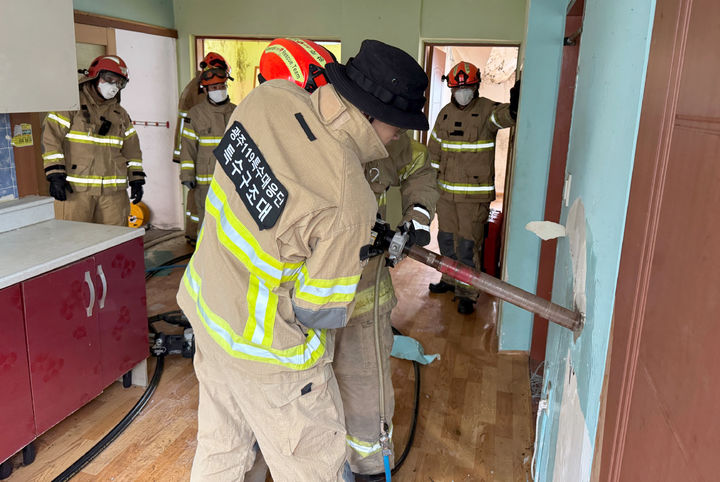 [광주=뉴시스] 광주시소방안전본부, 건물 붕괴 대비 구조훈련. (사진=광주시소방안전본부 제공). photo@newsis.com *재판매 및 DB 금지