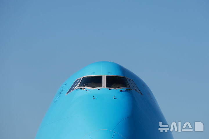[인천공항=뉴시스] 김선웅 기자 = 미국 조지아주 한국 공장에서 체포·구금된 한국 노동자 350여명을 수송하기 위한 대한항공 보잉747-8i 전세기가 10일 오전 인천국제공항에서 이륙준비를 하고 있다. (공동취재) 2025.09.10. photo@newsis.com