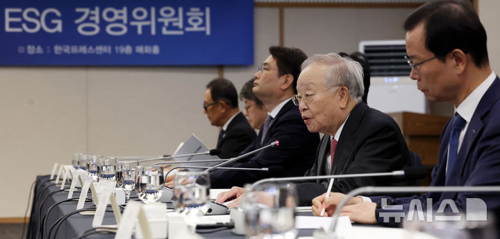 [서울=뉴시스] 홍효식 기자 = 지난해 9월 열린 한국경영자총협회(경총) 제3기 ESG 경영위원회 출범 및 2025년 제1차 회의에서 위원장인 손경식 경총 회장이 개회사를 하고 있다. 2025.09.10. yesphoto@newsis.com